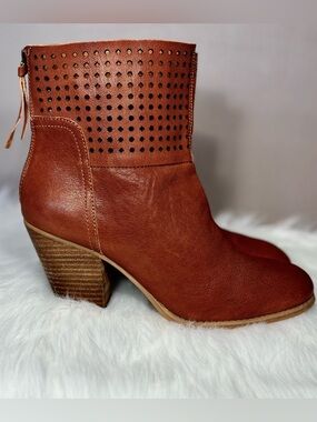 NINE WEST Cognac Perforated Ankle Boots